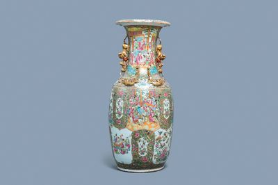 Een grote Chinese Canton famille rose vaas, 19e eeuw