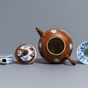 Een grote Chinese 'capucijner' theepot, een blauw-witte kwispedoor en divers theegoed, Kangxi/Qianlong — foto 4