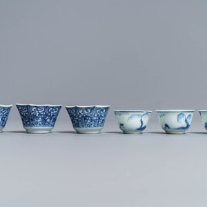 Een grote Chinese 'capucijner' theepot, een blauw-witte kwispedoor en divers theegoed, Kangxi/Qianlong — foto 9