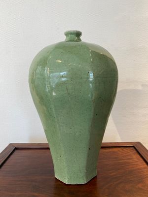 Een grote Chinese celadon-geglazuurde octagonale 'meiping' vaas, 18/19e eeuw — foto 2