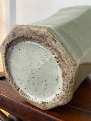 Een grote Chinese celadon-geglazuurde octagonale 'meiping' vaas, 18/19e eeuw — foto 6