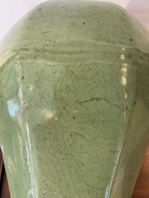Een grote Chinese celadon-geglazuurde octagonale 'meiping' vaas, 18/19e eeuw — foto 7