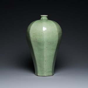 Een grote Chinese celadon-geglazuurde octagonale 'meiping' vaas, 18/19e eeuw — foto 1