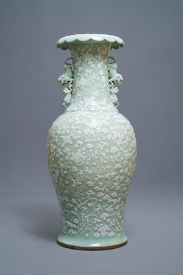 Een grote Chinese celadon vaas met witte slibversiering in reliëf, 19e eeuw