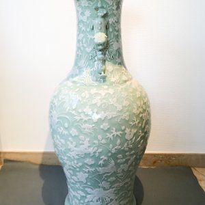 Een grote Chinese celadon vaas met witte slibversiering in reliëf, 19e eeuw — foto 11
