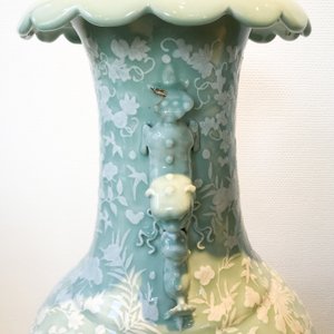Een grote Chinese celadon vaas met witte slibversiering in reliëf, 19e eeuw — foto 12