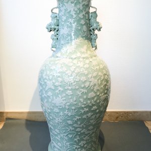 Een grote Chinese celadon vaas met witte slibversiering in reliëf, 19e eeuw — foto 15