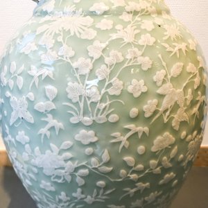 Een grote Chinese celadon vaas met witte slibversiering in reliëf, 19e eeuw — foto 17