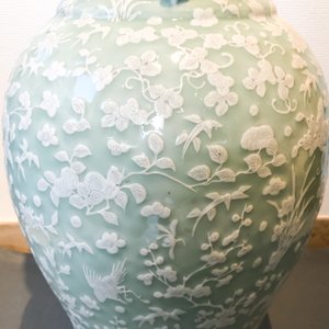 Een grote Chinese celadon vaas met witte slibversiering in reliëf, 19e eeuw — foto 21