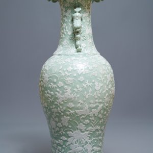 Een grote Chinese celadon vaas met witte slibversiering in reliëf, 19e eeuw — foto 4