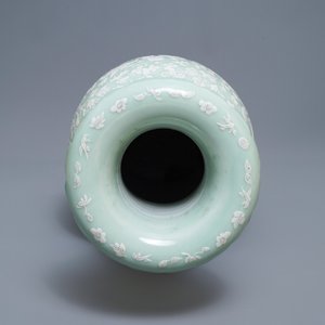 Een grote Chinese celadon vaas met witte slibversiering in reliëf, 19e eeuw — foto 5