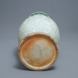 Een grote Chinese celadon vaas met witte slibversiering in reliëf, 19e eeuw — foto 6