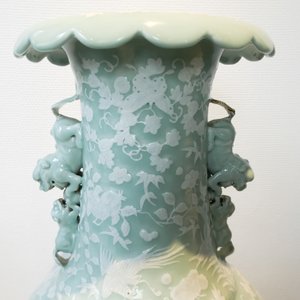 Een grote Chinese celadon vaas met witte slibversiering in reliëf, 19e eeuw — foto 8