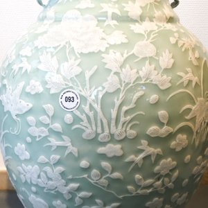 Een grote Chinese celadon vaas met witte slibversiering in reliëf, 19e eeuw — foto 9