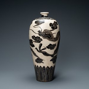 Een grote Chinese Cizhou 'meiping' vaas met een draak, Song/Yuan — foto 1