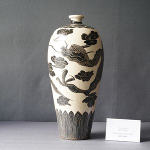 Een grote Chinese Cizhou 'meiping' vaas met een draak, Song/Yuan — foto 9