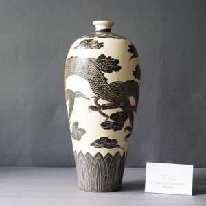 Een grote Chinese Cizhou 'meiping' vaas met een draak, Song/Yuan — foto 10