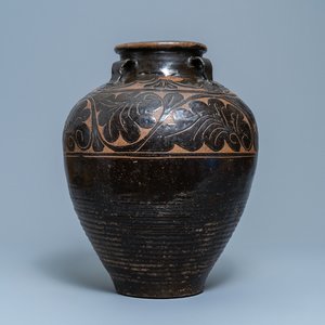Een grote Chinese Cizhou vaas met gegraveerd floraal decor, Yuan/Ming — foto 1