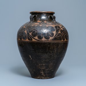 Een grote Chinese Cizhou vaas met gegraveerd floraal decor, Yuan/Ming — foto 4