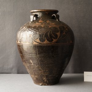 Een grote Chinese Cizhou vaas met gegraveerd floraal decor, Yuan/Ming — foto 8