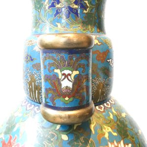 Een grote Chinese cloisonné hu vaas met lotusslingers, gemerkt Qi Yu Bao Tung Chih Chen, 19e eeuw — foto 19