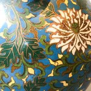 Een grote Chinese cloisonné hu vaas met lotusslingers, gemerkt Qi Yu Bao Tung Chih Chen, 19e eeuw — foto 21
