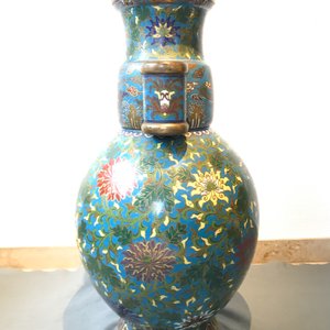 Een grote Chinese cloisonné hu vaas met lotusslingers, gemerkt Qi Yu Bao Tung Chih Chen, 19e eeuw — foto 30