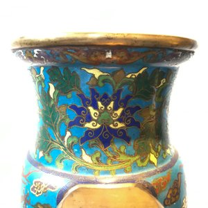 Een grote Chinese cloisonné hu vaas met lotusslingers, gemerkt Qi Yu Bao Tung Chih Chen, 19e eeuw — foto 31