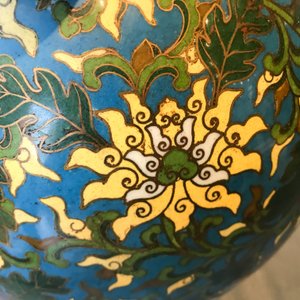 Een grote Chinese cloisonné hu vaas met lotusslingers, gemerkt Qi Yu Bao Tung Chih Chen, 19e eeuw — foto 36