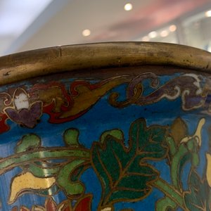 Een grote Chinese cloisonné hu vaas met lotusslingers, gemerkt Qi Yu Bao Tung Chih Chen, 19e eeuw — foto 43