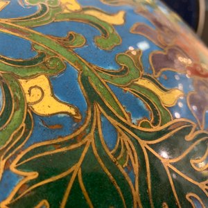 Een grote Chinese cloisonné hu vaas met lotusslingers, gemerkt Qi Yu Bao Tung Chih Chen, 19e eeuw — foto 46