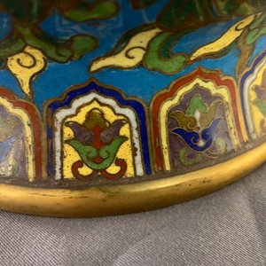 Een grote Chinese cloisonné hu vaas met lotusslingers, gemerkt Qi Yu Bao Tung Chih Chen, 19e eeuw — foto 55