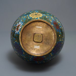 Een grote Chinese cloisonné hu vaas met lotusslingers, gemerkt Qi Yu Bao Tung Chih Chen, 19e eeuw — foto 6