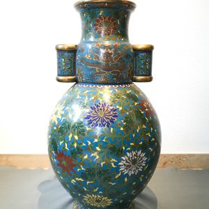 Een grote Chinese cloisonné hu vaas met lotusslingers, gemerkt Qi Yu Bao Tung Chih Chen, 19e eeuw — foto 8