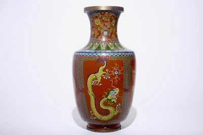 Een grote Chinese cloisonné vaas met draken, 19/20e eeuw