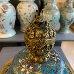 Een grote Chinese cloisonné wierookbrander met deksel, 18/19e eeuw — foto 8