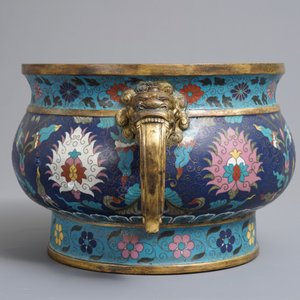 Een grote Chinese cloisonné wierookbrander met lotusslingers, Ming/Qing — foto 3