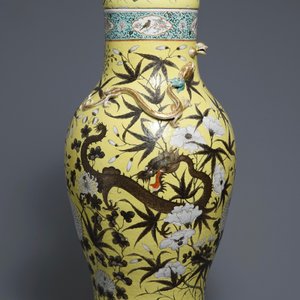 Een grote Chinese Dayazhai-stijl dekselvaas met draken op gele fondkleur,  19e eeuw — foto 2