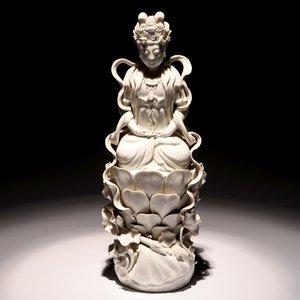 Een grote Chinese Dehua blanc de Chine Guanyin op een lotusbloem, 19/20e eeuw — foto 1
