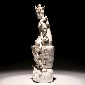 Een grote Chinese Dehua blanc de Chine Guanyin op een lotusbloem, 19/20e eeuw — foto 3