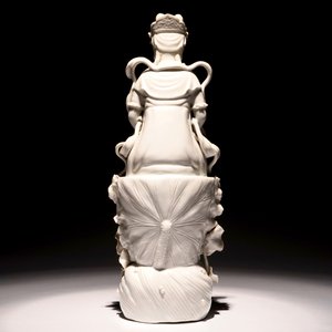 Een grote Chinese Dehua blanc de Chine Guanyin op een lotusbloem, 19/20e eeuw — foto 4