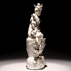 Een grote Chinese Dehua blanc de Chine Guanyin op een lotusbloem, 19/20e eeuw — foto 5