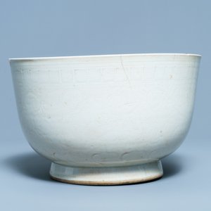 Een grote Chinese Dehua kom met onderglazuur decor, Ming — foto 3