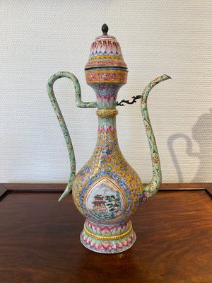 Een grote Chinese dekselkan in Canton email met gele fondkleur, Qianlong — foto 1