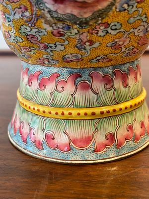 Een grote Chinese dekselkan in Canton email met gele fondkleur, Qianlong — foto 11