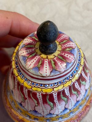 Een grote Chinese dekselkan in Canton email met gele fondkleur, Qianlong — foto 16