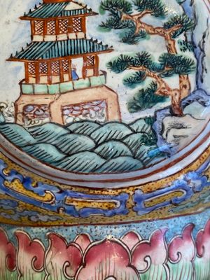 Een grote Chinese dekselkan in Canton email met gele fondkleur, Qianlong — foto 23