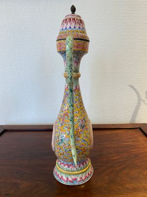 Een grote Chinese dekselkan in Canton email met gele fondkleur, Qianlong — foto 4