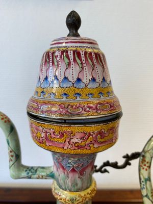 Een grote Chinese dekselkan in Canton email met gele fondkleur, Qianlong — foto 5