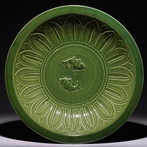 Een grote Chinese donkere celadon schotel met "Twin fish" decor, 20e eeuw — foto 1